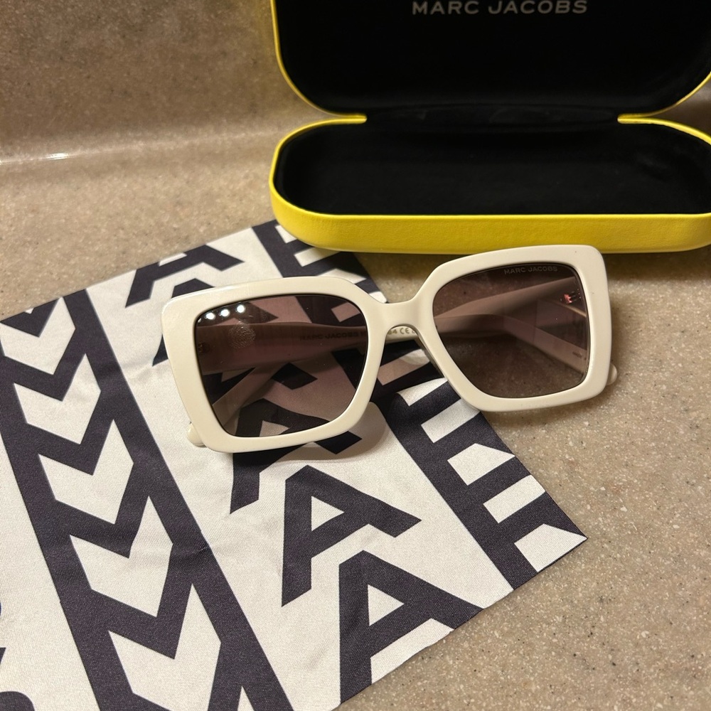 Marc Jacobs white sunnies👓